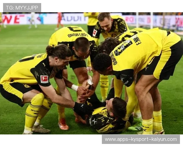 德甲多特传球纵深得当,前锋完成致命收尾