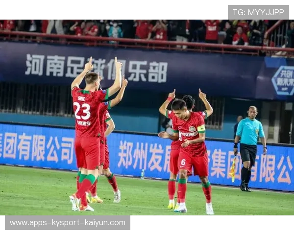 河南队被扣除6分处罚生效，球迷现场拉横幅支持球队